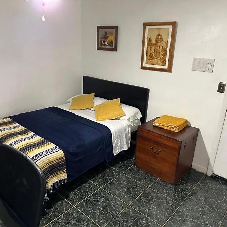 Snug Minimalist Full Bed With 50 Inch Smart Tv, Netflix, Airplay, Mini-Fridge, And 500 Mbps Wifi Near Fiu, Dolphin Mall, Airport マイアミ エクステリア 写真