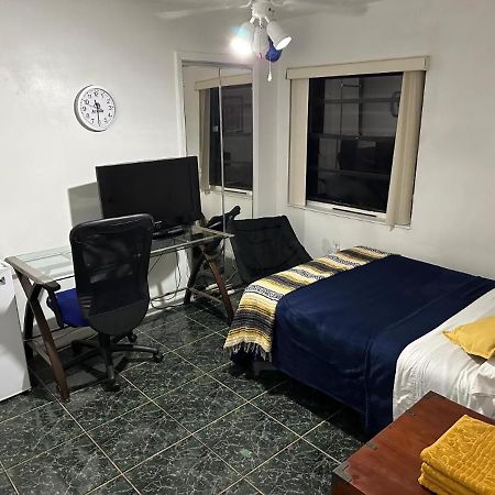 Snug Minimalist Full Bed With 50 Inch Smart Tv, Netflix, Airplay, Mini-Fridge, And 500 Mbps Wifi Near Fiu, Dolphin Mall, Airport マイアミ エクステリア 写真
