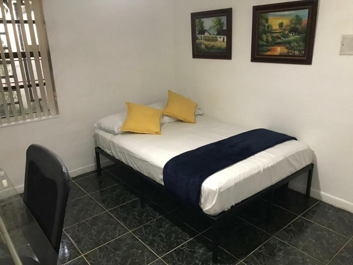 Snug Minimalist Full Bed With 50 Inch Smart Tv, Netflix, Airplay, Mini-Fridge, And 500 Mbps Wifi Near Fiu, Dolphin Mall, Airport マイアミ エクステリア 写真