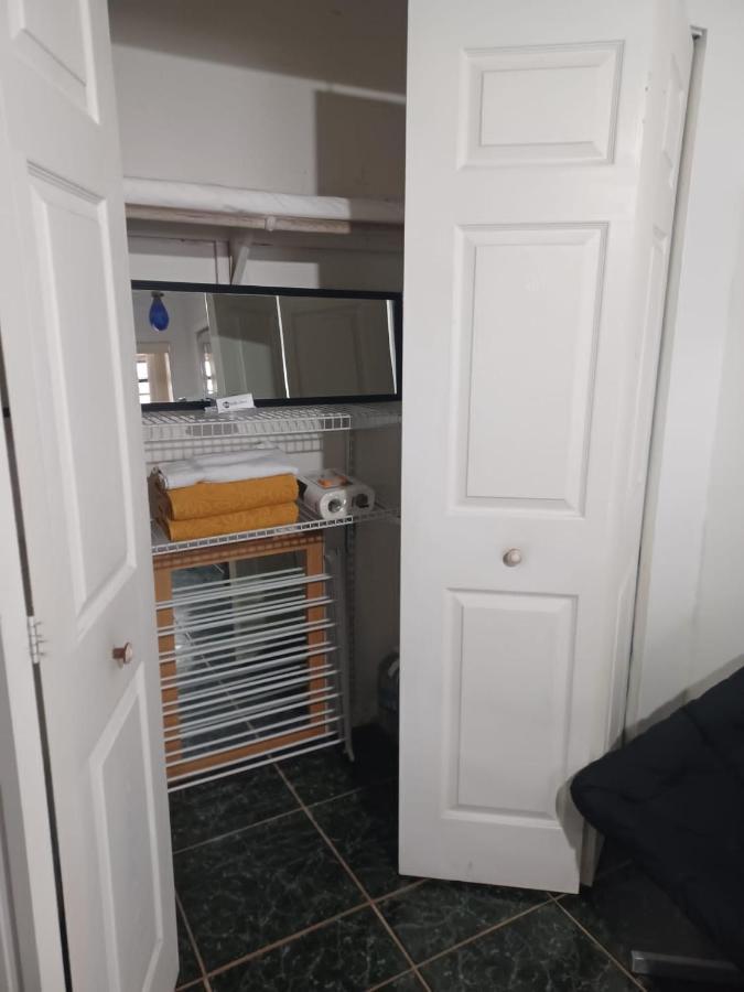 Snug Minimalist Full Bed With 50 Inch Smart Tv, Netflix, Airplay, Mini-Fridge, And 500 Mbps Wifi Near Fiu, Dolphin Mall, Airport マイアミ エクステリア 写真
