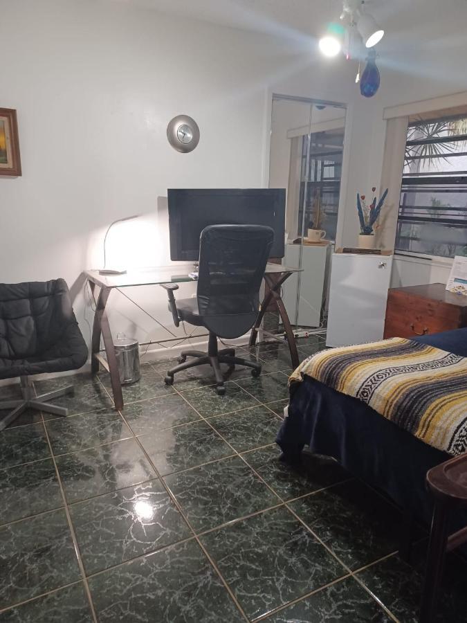 Snug Minimalist Full Bed With 50 Inch Smart Tv, Netflix, Airplay, Mini-Fridge, And 500 Mbps Wifi Near Fiu, Dolphin Mall, Airport マイアミ エクステリア 写真
